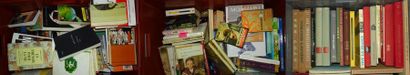 Trois caisses de livres divers.