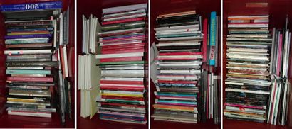 5 caisses de documentation, de livres d'art...