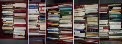 5 mannettes de documentation et de livres...