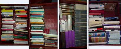 5 mannettes de documentation et de livres...