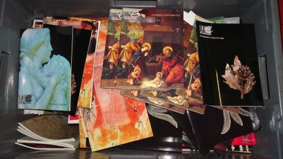 Caisse de catalogues de ventes.