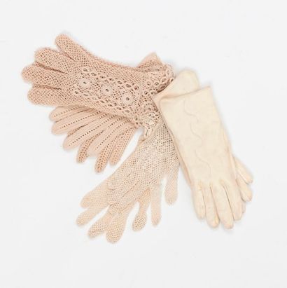 Lot de trois paires de gants en crochet beige....