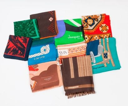 Lot de sept carrés et foulards en soie comprenant...
