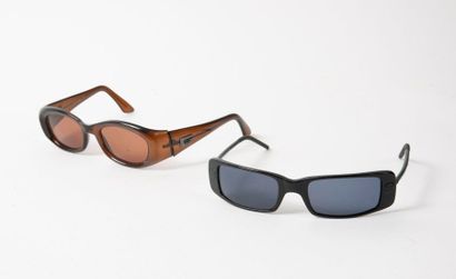 CHANEL et GUCCI

Lot comprenant : 

- Deux...