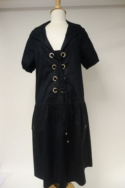 MOSCHINO


Robe en coton noir décolletée...