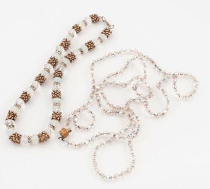 Lot de deux colliers de perles fantaisies...