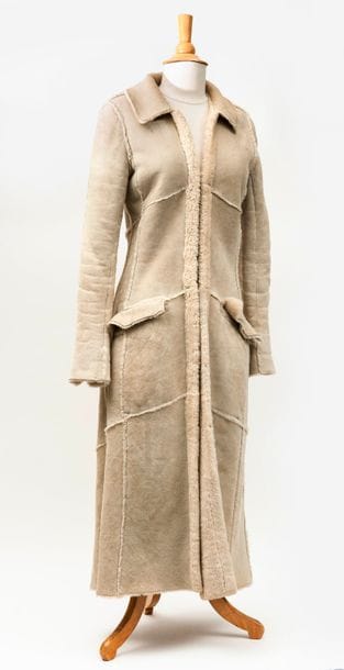 CHANEL


Manteau 7/8e en peau de mouton retournée.

Fermeture...