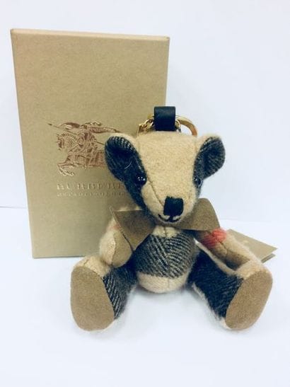 BURBERRY


Porte-clé ours en laine tartan.

H....