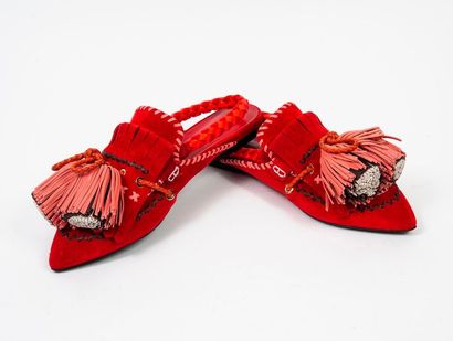 CARVEN

Mocassins d'été en cuir rouge à pompons...