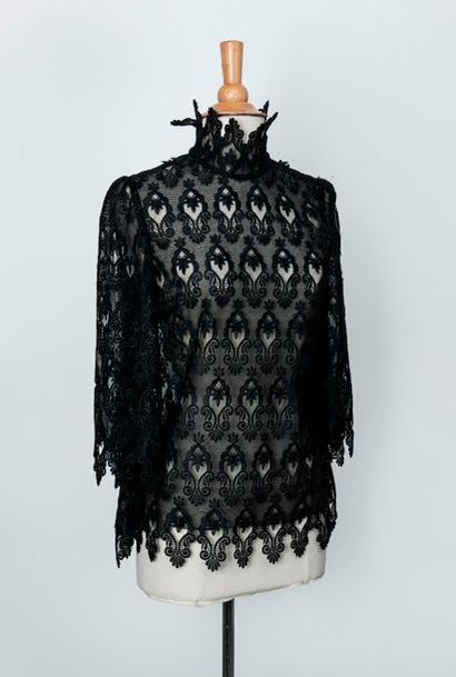 DOLCE & GABBANA


Blouse en dentelle noire...
