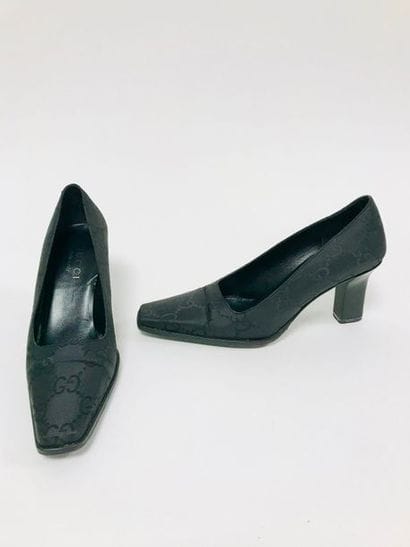 GUCCI


Paire d'escarpins en stain noir monogrammé.

Taille...