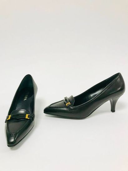 PRADA


Paire d'escarpins en cuir noir ornés...