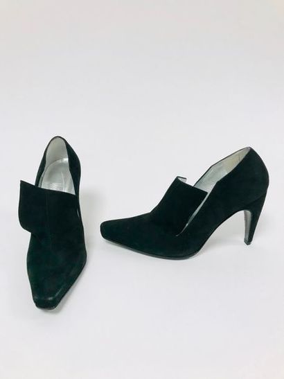 Thierry MUGLER


Paire d'escarpins en daim...