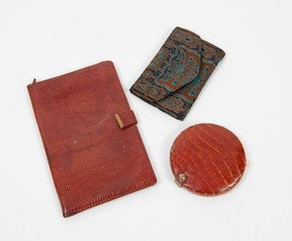 Lot comprenant : 

- Porte-monnaie brodé...