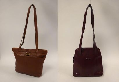 COURREGES

Lot de deux sacs à main en cuir.
-...