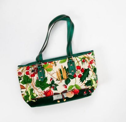 GUCCI


Sac en velours à décor végétal et...