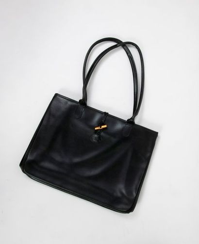 LONGCHAMP


Sac en cuir noir.

Fermeture...