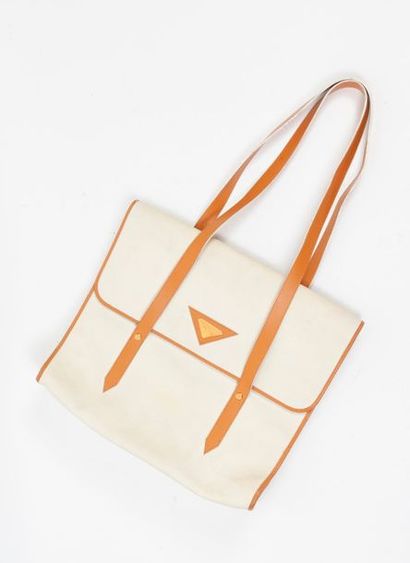 Yves Saint LAURENT


Sac en toile beige enduite...