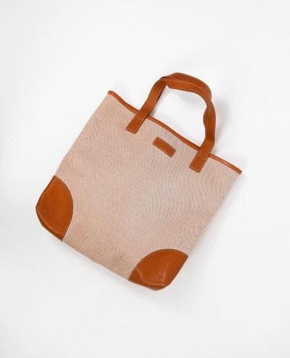 LONGCHAMP


Sac cabas en toile et cuir camel.

Fermeture...
