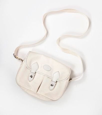 LONGCHAMP


Sac besace en toile et cuir crème.

Fermeture...