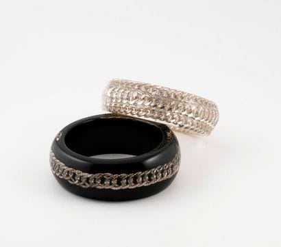 Lot comprenant deux bracelets type bakélite...