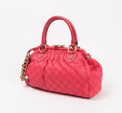 Marc JACOBS


Sac en cuir rose nacarat matelassé...