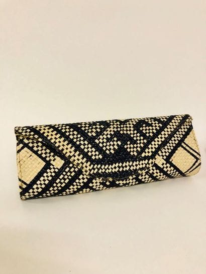 Pochette format baguette en rafia tressé...