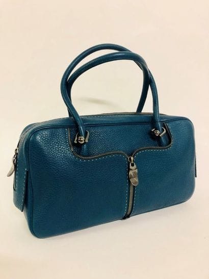 Renaud PELLEGRINO


Sac en cuir grainé bleu...