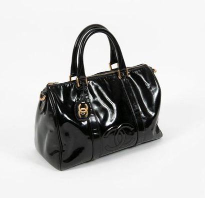 CHANEL, Boston


Sac en toile vernie noire.

Anses...