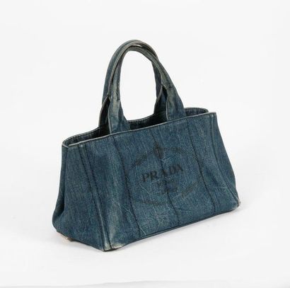 PRADA


Sac de plage en denim bleu.

Anses...
