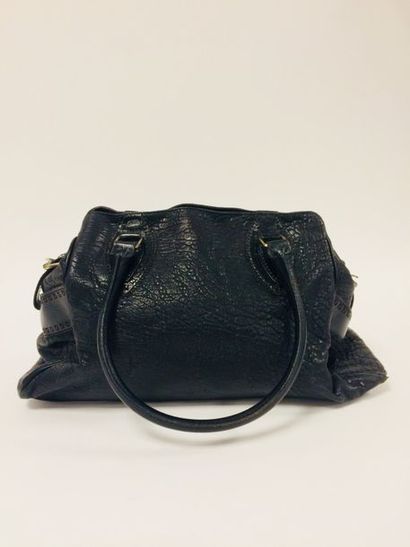FENDI


Sac en cuir bouilli noir.

Anses...