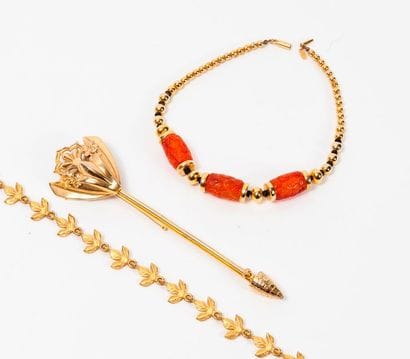 Lot en métal doré comprenant :

- Collier...
