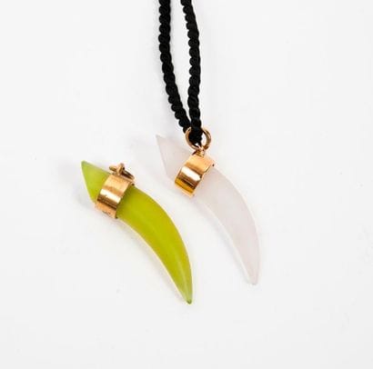 DAUM


Deux pendentifs corne en verre blanc...