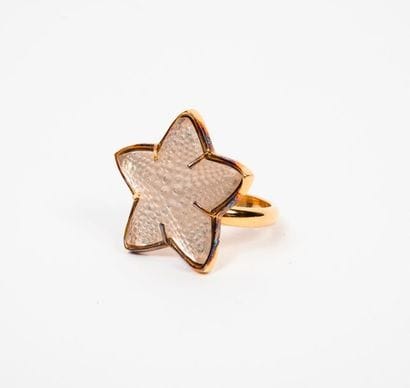 LALIQUE


Bague en métal doré ornée d'une...