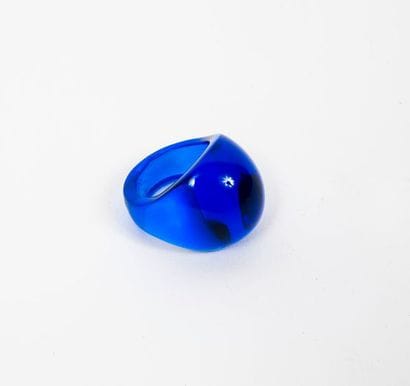 LALIQUE


Bague en verre bleu de forme dôme.

Tour...