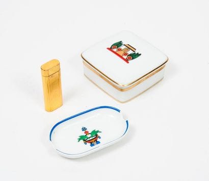 CARTIER Paris


Lot comprenant :

- Briquet...