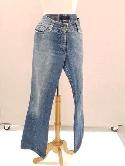 KENZO JEANS


Jean droit bleu délavé. 

Taille...