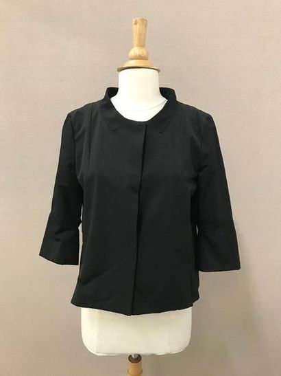 MARNI


Veste courte noire en toile imperméable....
