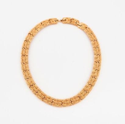 Nina RICCI


Collier articulé en métal doré....