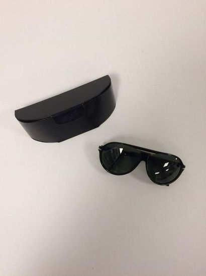 PERSOL


Paire de lunettes de soleil noire....