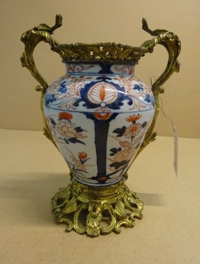 Potiche en porcelaine du Japon au décor floral...