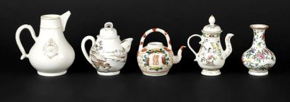 CHINE

Cinq pièces en porcelaine :

* CHINE

-...