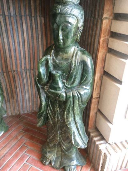 CHINE, XXème siècle

Guanyin tenant un flacon...