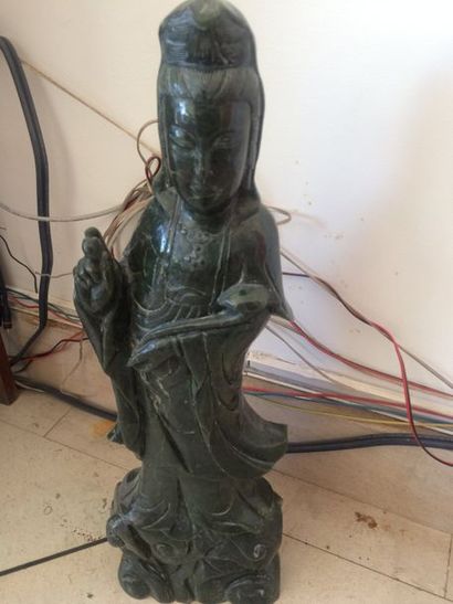 CHINE, XXème siècle

Guanyin debout richement...