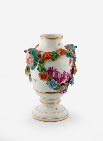 Dans le goût d'HÖCHST ou WALLENDORF


Vase...