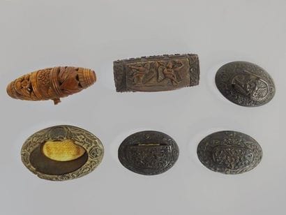 Ensemble de cinq tabatières en noix de corozo...