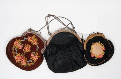 Trois sacs du soir, vers 1900 :

- un en...