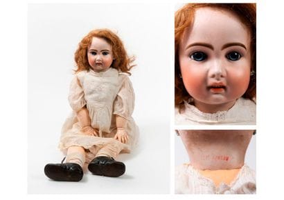 Poupée, tête en porcelaine marquée au tampon...