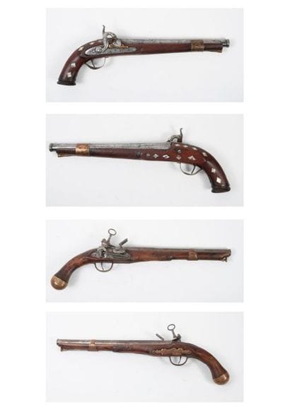 Deux grands pistolets d'arçon, de style.
-...