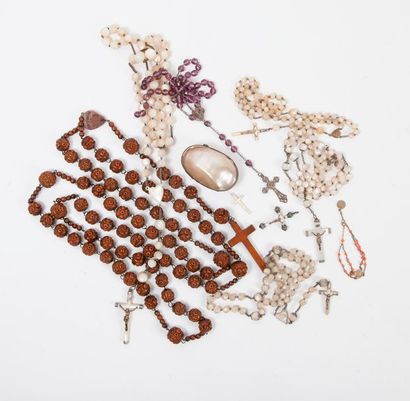 Lot de six chapelets :

- un de ceinture...